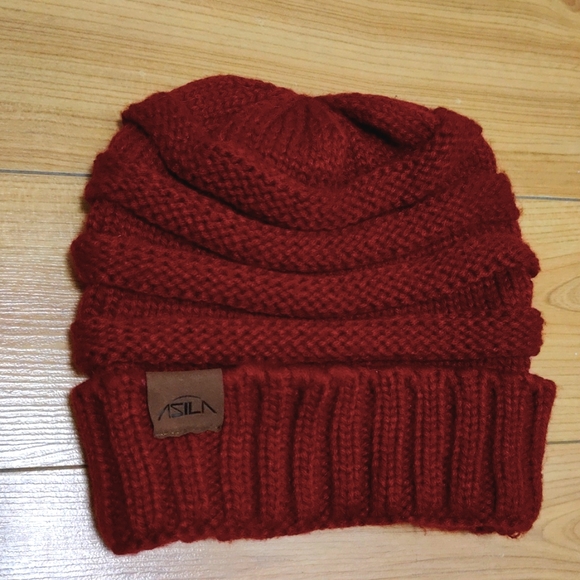 Dark red beanie - Picture 1 of 2